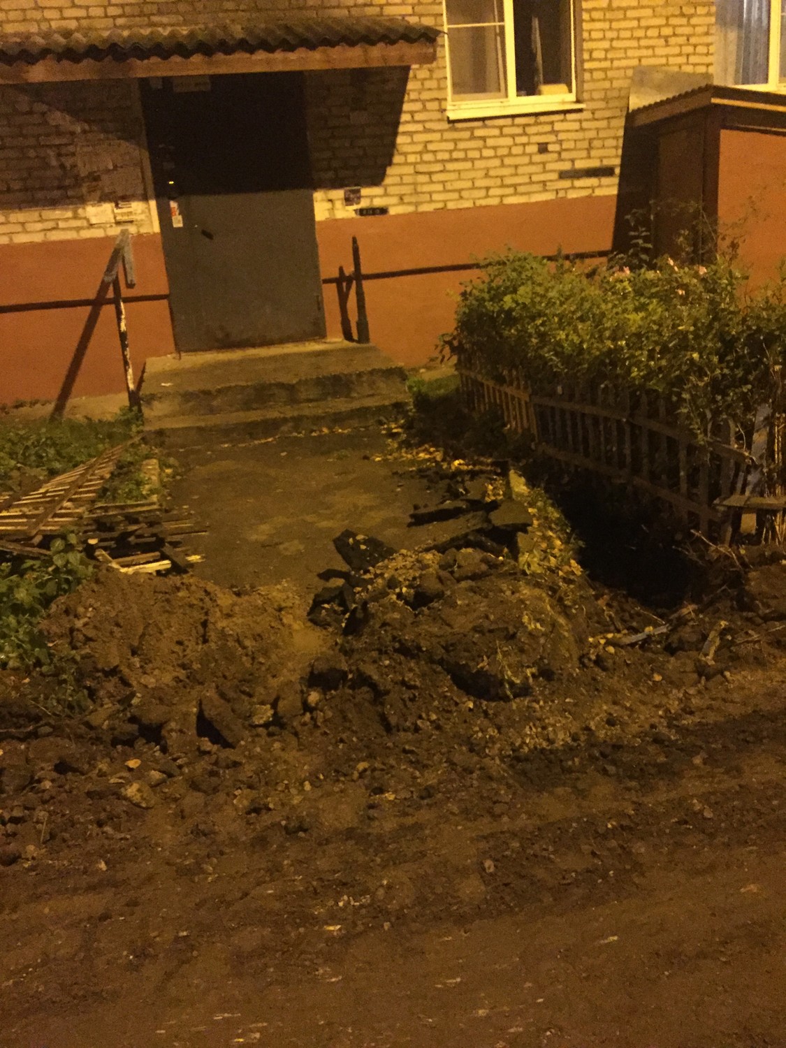 Бестолковые подрядчики в Алексине забарикодировали подъезды дома