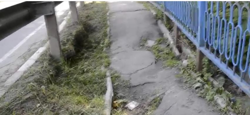 Тротуар на Алексинском мосту уходит под землю