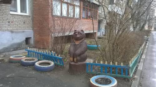 Медведь возле подъезда