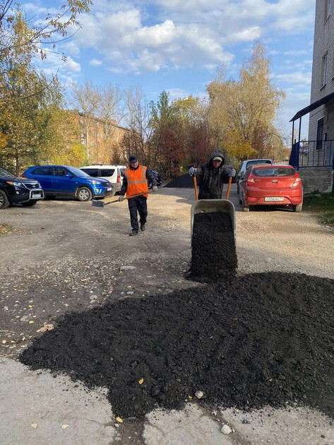 Меньше ям теперь будет и возле дома №10а по ул. Мира. В этом здании находится
