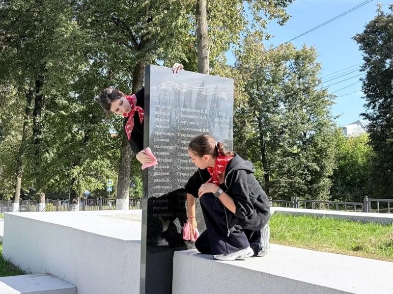 Алексинские волонтеры провели уборку территории у Вечного огня