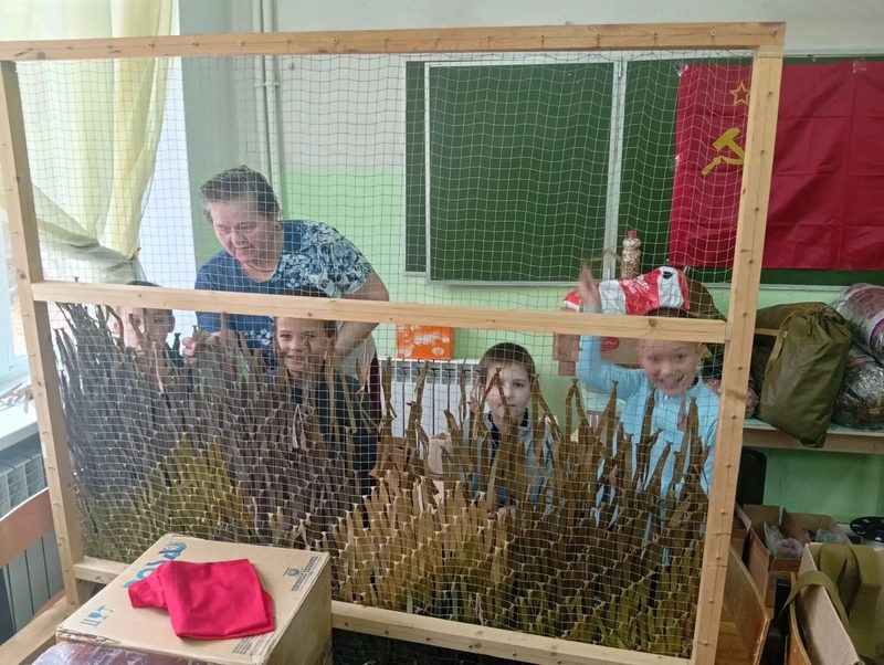 А сегодня у нас были помощники! Учащиеся 2го класса пришли в пункт плетения маскировочных сетей