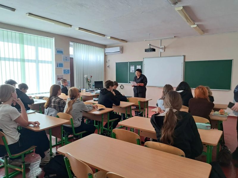 Образ учителя в художественной литературе»: как прошёл библио‑микс в Меловской средней школе!