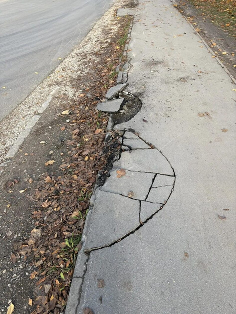 Тротуар на ул. Песчаная. Только в прошлом году отремонтировали и уже кто-то промял. [club147236082|Администрация города