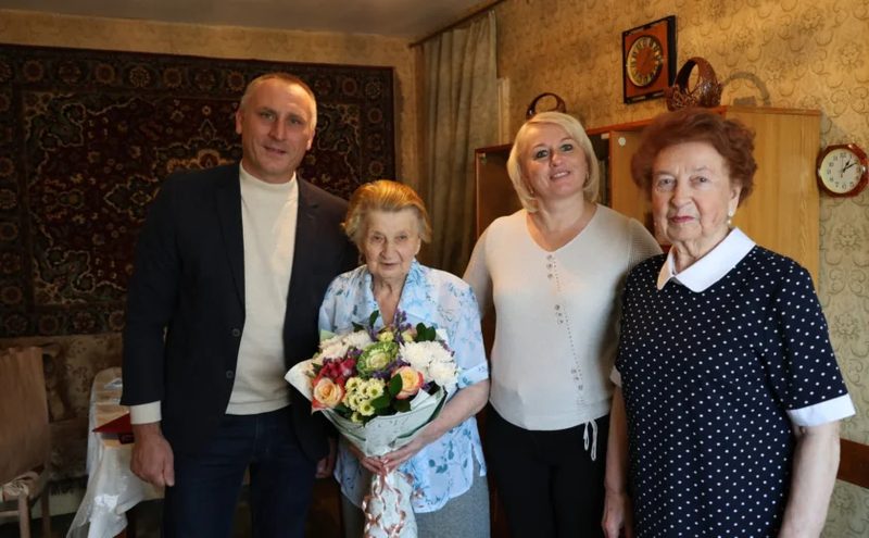 В Алексине поздравили с 90-летием педагога Тамару Припускову